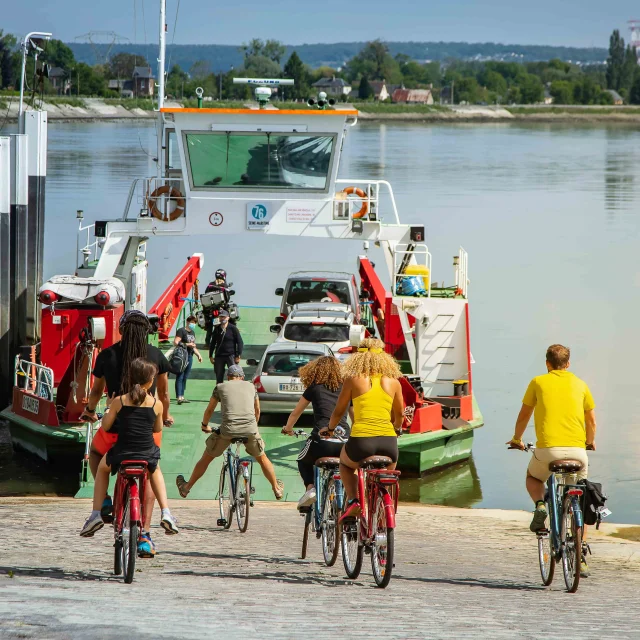 Week-end famille et amis. Ballade à vélo en bord de seine. Traversée sur le bac de Mesnil sous Jumièges.