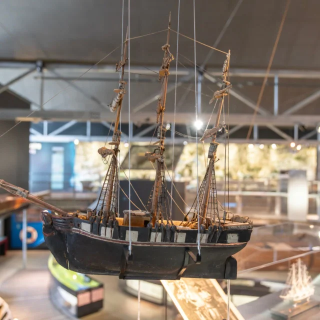 Rives En Seine Caudebec En Caux 2023 Museoseine Maquette Bateau Suspendu Eric Sanson