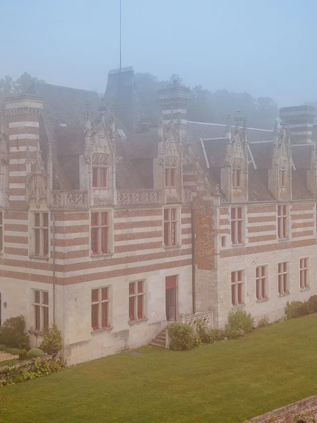 Saint Maurice D Etelan September 2021 Chateau D Etelan Angle View Garden Fog Csnt