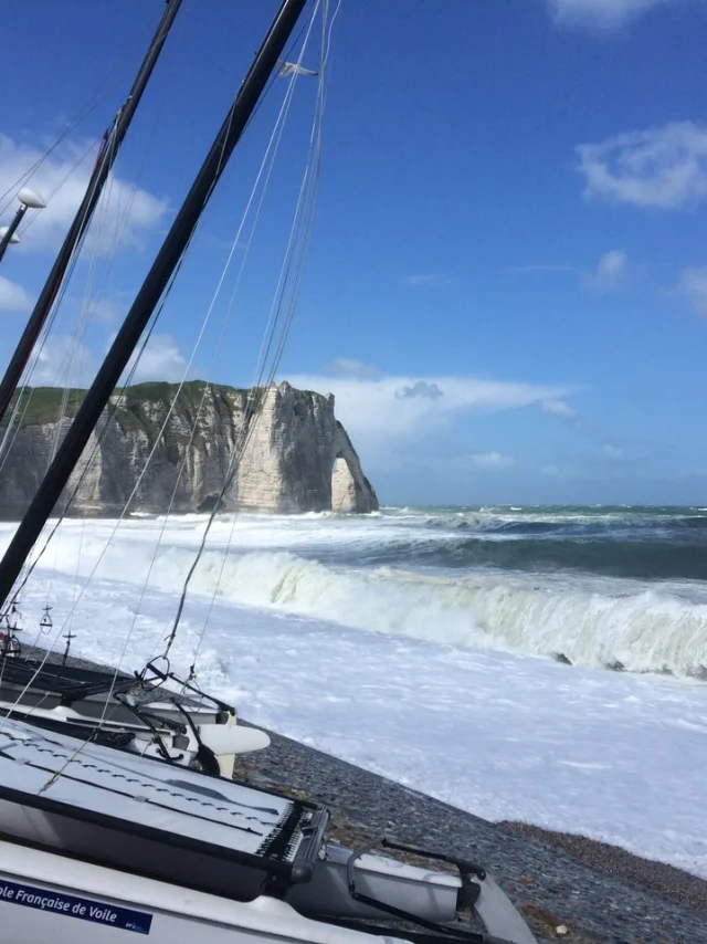 Etretat July 2018 Le Perrey Cabestan Bateau Vue Sur Falaise Aval Csnt