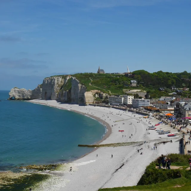 Etretat mei 2018 Village De Pecheurs gezien vanaf de Falaise Aval Csnt