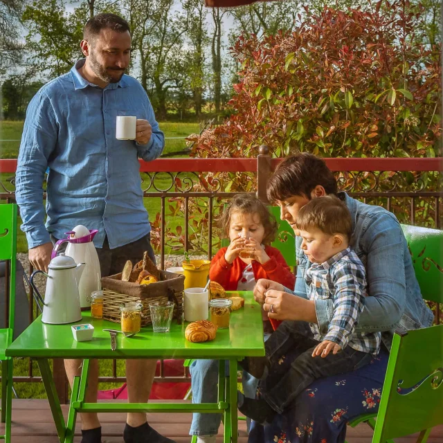 Rouville Ete 2020 Petit Dejeuner Famille Enfants En Normandie Terasse Hebergement Insolite Drone Press