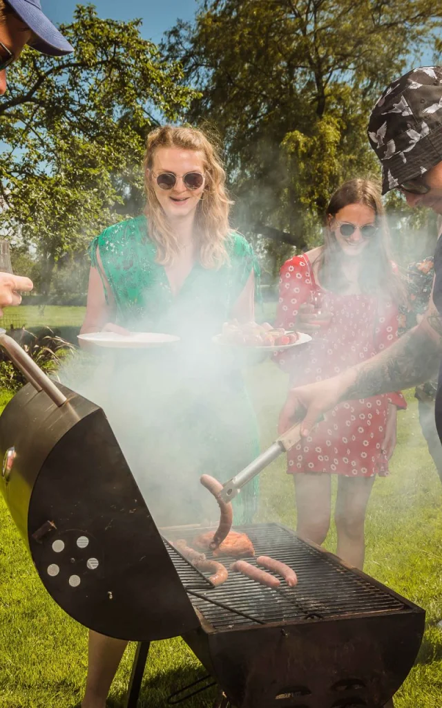 Wochenende mit Freunden. Grillfest in La Godène. Bauernhöfe der drei Bauernhöfe Bennetot. Bennetot.
