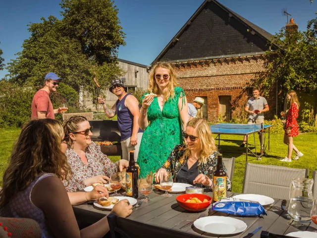Weekend met vrienden. Barbecue bij La Godène. Fermes des trois Fermes Bennetot. Bennetot.
